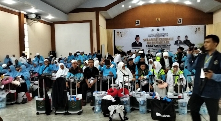 Kloter 17 Tiba di Asrama Haji Medan, Tangis Haru dan Kebahagiaan Iringi Kepulangan Jamaah Haji