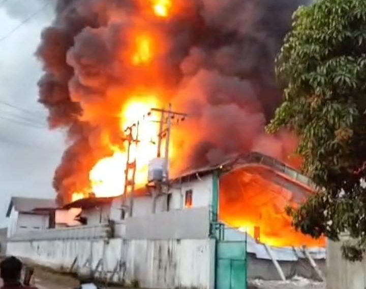 Gudang Pabrik Sandal dan Sepatu Merek Yumeida Ludes Terbakar di Sunggal, Kerugian Diduga Miliaran Rupiah