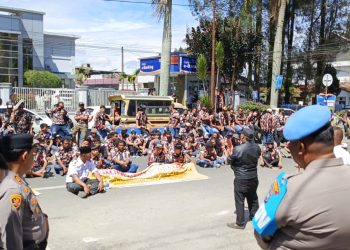 Ratusan Massa LMP Karo Geruduk Polres Tanah Karo, Pertanyakan Keberadaan Ambulans Jerusalem yang Diduga Digunakan dalam Penyerangan