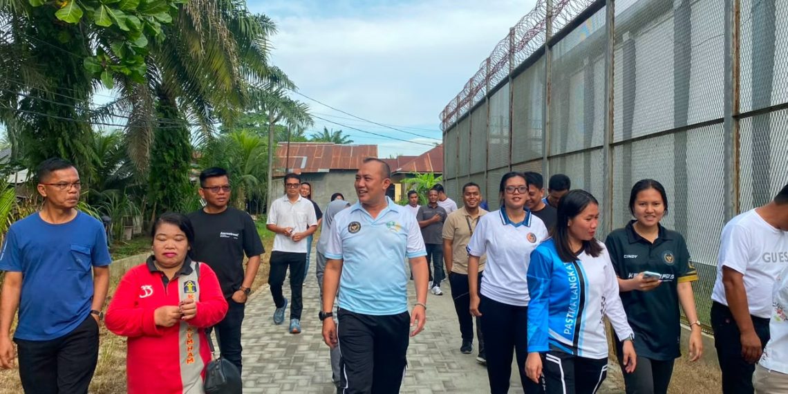 Gelar Jumat Sehat, Plt. Kepala Lapas Narkotika Langkat Pimpin Jalan Santai Sekaligus Kontrol Area Brandgang