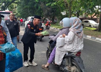 Jumat Berkah DPC GRIB JAYA Kota Medan Bersama PAC Selayang Bagikan 700 Nasi Kotak kepada Pengguna Jalan dan Driver Ojek Online