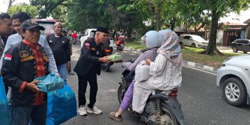 Jumat Berkah DPC GRIB JAYA Kota Medan Bersama PAC Selayang Bagikan 700 Nasi Kotak kepada Pengguna Jalan dan Driver Ojek Online