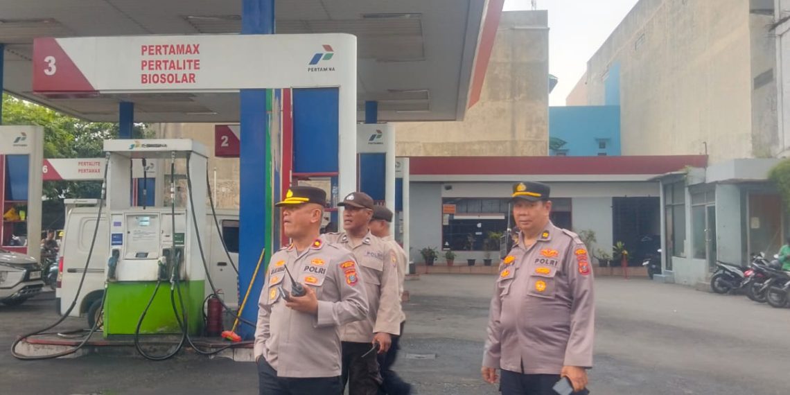 Kompol Ras Maju Tarigan Pimpin Pengawalan Truk BBM, Distribusi di SPBU Jalan Mandala Berjalan Lancar dan Kondusif