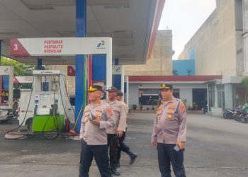 Kompol Ras Maju Tarigan Pimpin Pengawalan Truk BBM, Distribusi di SPBU Jalan Mandala Berjalan Lancar dan Kondusif