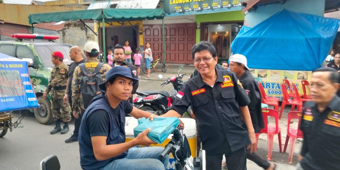 Ketua PAC GRIB JAYA Medan Denai Berbagi 400 Nasi Kotak Usai Salat Jumat, Wujud Kepedulian kepada Masyarakat