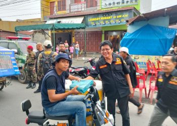 Ketua PAC GRIB JAYA Medan Denai Berbagi 400 Nasi Kotak Usai Salat Jumat, Wujud Kepedulian kepada Masyarakat