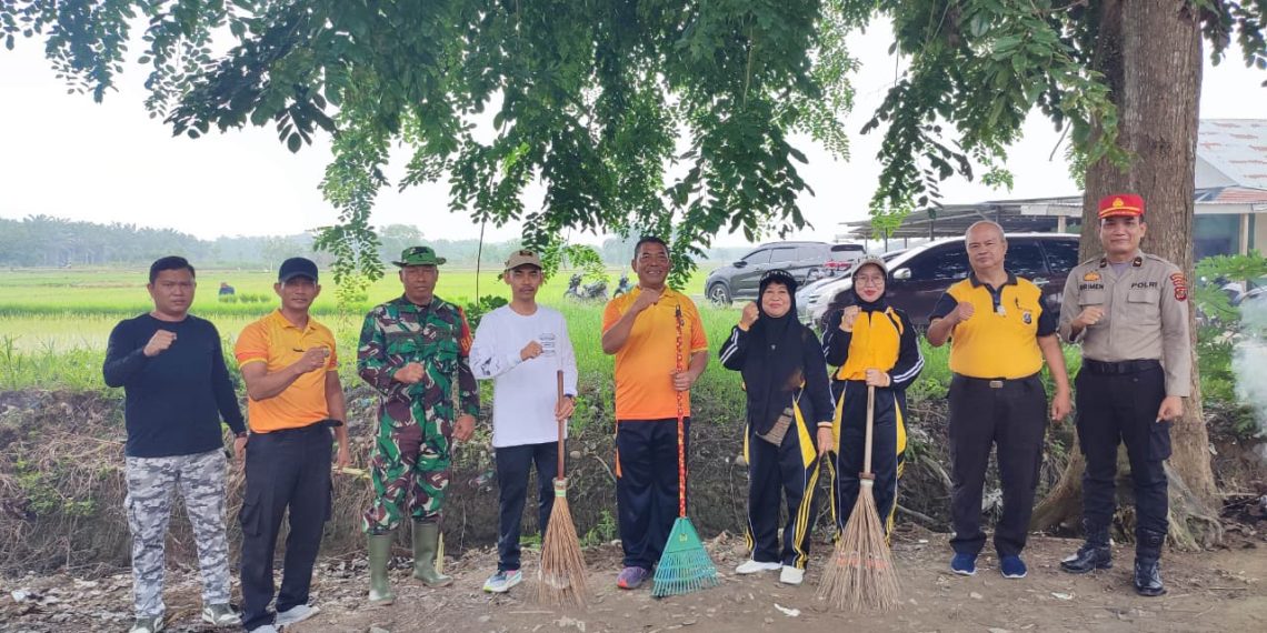 Gotong Royong Jumat Bersih, Forkopimcam Hinai Antusias Sambut Kedatangan Siswa SPN Polda Sumut
