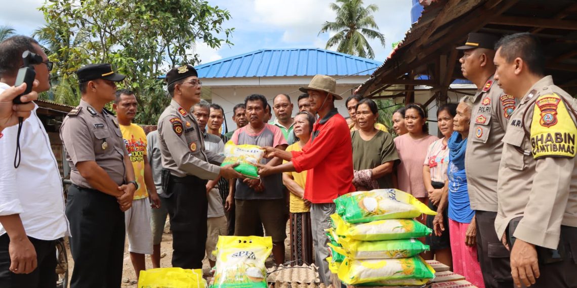Wujud Kepedulian Pasca Banjir, Polres Tapanuli Tengah Salurkan Paket Sembako untuk Warga Hutanabolon