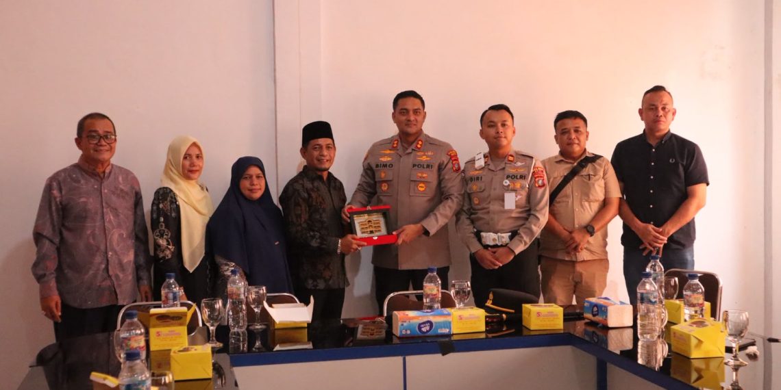 KAPOLRES BINJAI BESERTA ROMBONGAN BERIKAN PENGHORMATAN TERAKHIR KEPADA ALMARHUM AIPDA PERSADANTA GUNAWAN SINGARIMBUN