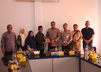 KAPOLRES BINJAI BESERTA ROMBONGAN BERIKAN PENGHORMATAN TERAKHIR KEPADA ALMARHUM AIPDA PERSADANTA GUNAWAN SINGARIMBUN