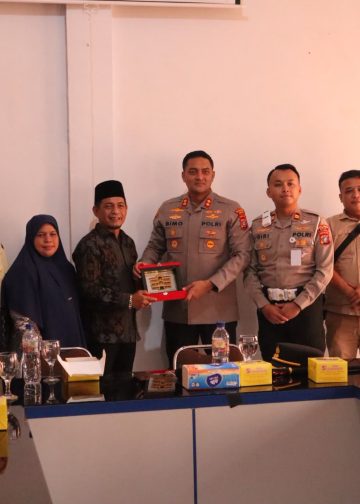 KAPOLRES BINJAI BESERTA ROMBONGAN BERIKAN PENGHORMATAN TERAKHIR KEPADA ALMARHUM AIPDA PERSADANTA GUNAWAN SINGARIMBUN
