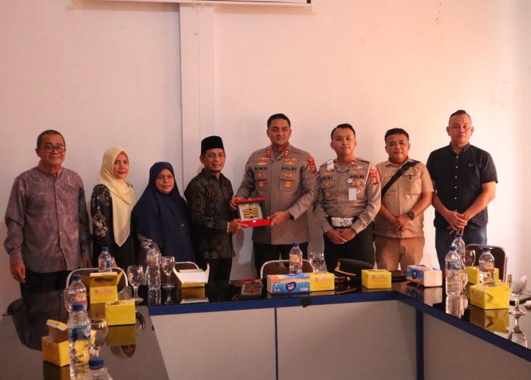 KAPOLRES BINJAI BESERTA ROMBONGAN BERIKAN PENGHORMATAN TERAKHIR KEPADA ALMARHUM AIPDA PERSADANTA GUNAWAN SINGARIMBUN