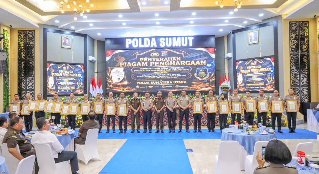 Kapolda Sumut Serahkan Penghargaan ZI dan Pelayanan Prima kepada Satker Berprestasi