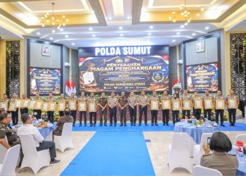 Kapolda Sumut Serahkan Penghargaan ZI dan Pelayanan Prima kepada Satker Berprestasi
