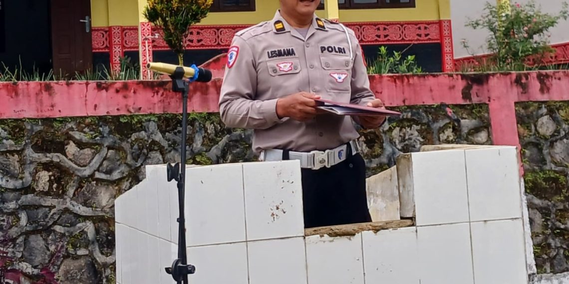 Peduli Keselamatan Berkendara Bagi Pelajar SMK Negeri 1 Jehe Kanit Turjawali Sat Lantas Polres Pakpak Bharat Jadi Pembina Upacara.