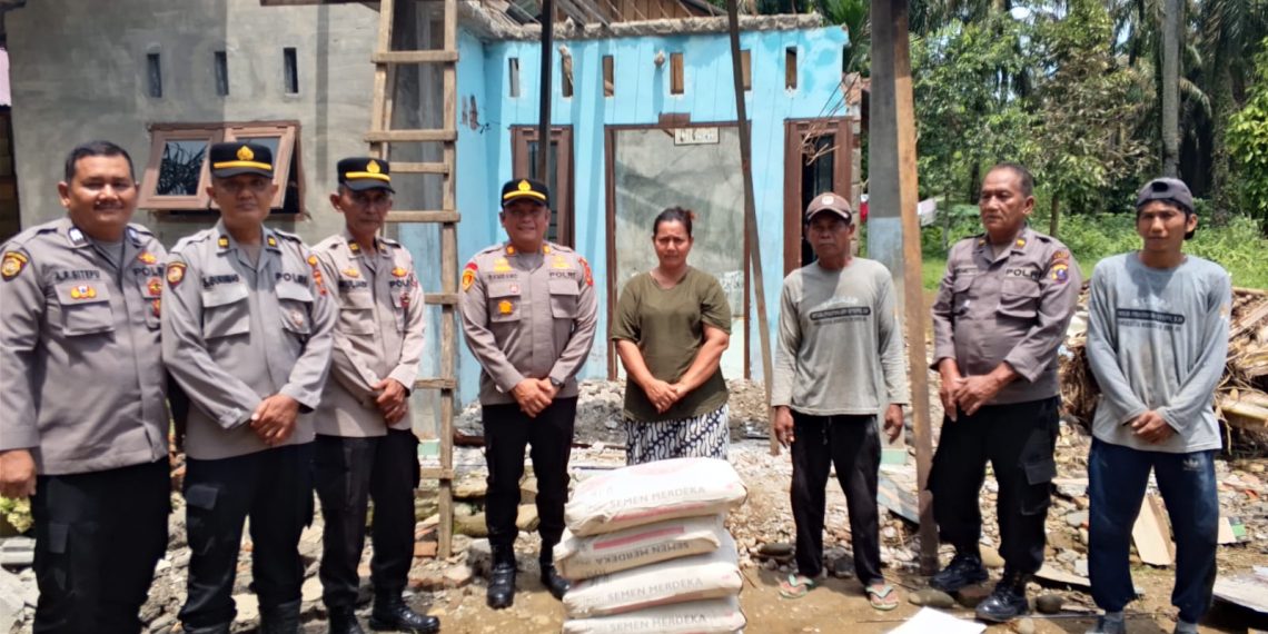 Kapolsek Selesai Hadir Berikan Bantuan kepada Warga