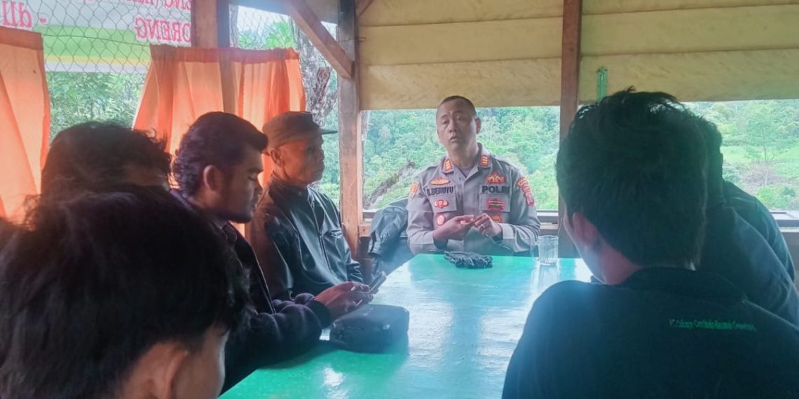 Kapolsek Kerajaan Dan Bhabinkamtibmas Ajak Masyarakat Jaga Kamtibmas Manfaatkan Layanan Call Center : 110.