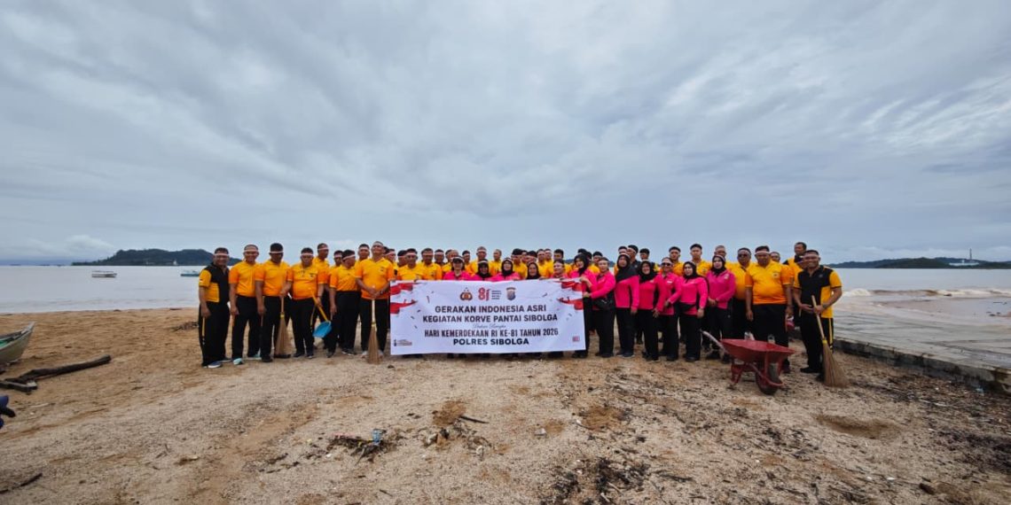 Polres Sibolga Bersihkan Pantai Pelabuhan Lama Kota Sibolga Sambut HUT ke-81 RI