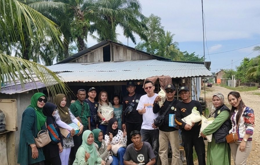 KOMANDAN RAYAKAN HUT KE-5 DENGAN BAKTI SOSIAL, SALURKAN 350 SAK BERAS DAN 100 KOTAK SUSU KE EMPAT WILAYAH