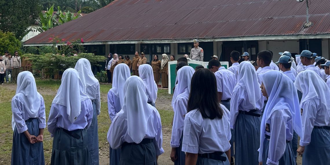 Sat Lantas Polres Pakpak Bharat Goes To School Ajak Pelajar SMA Negeri 1 Sigunung Ciptakan Kamseltibcar Lantas Demi Keselamatan Bersama Di Jalan Raya.