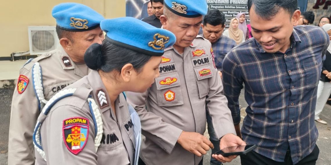 Propam Polres Sibolga Periksa Ponsel Personel, Pastikan Tak Ada Aplikasi Judi Online dan Pinjaman Ilegal