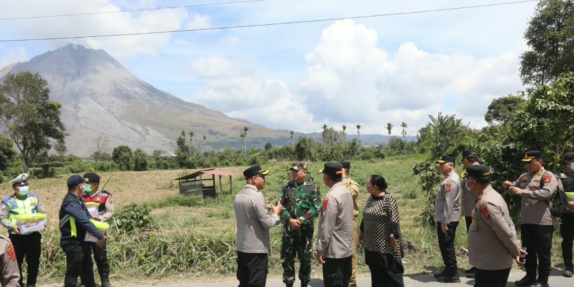 Kapolda Sumut Turun Langsung Pantau Kondisi Sinabung dan Kesiapan Personel Bantu Masyarakat di Karo