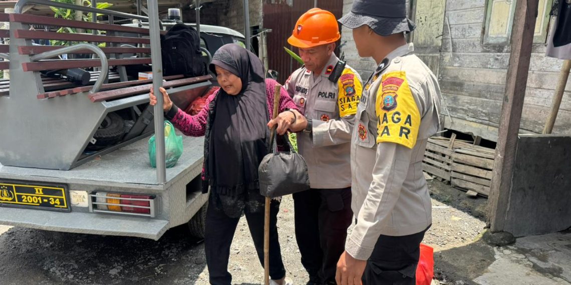 Tak Sekadar Mengamankan, Polres Karo dan Brimob Layani Mobilitas Warga Pengungsi Sinabung