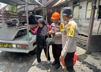 Tak Sekadar Mengamankan, Polres Karo dan Brimob Layani Mobilitas Warga Pengungsi Sinabung
