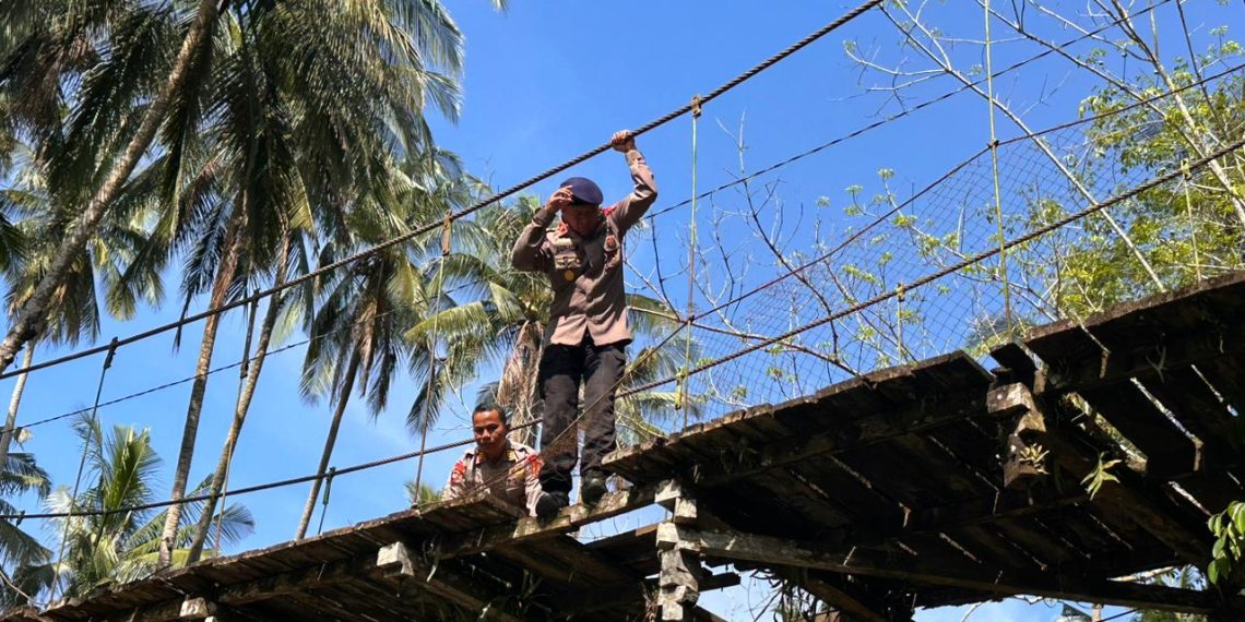 Bantu Warga Masyarakat Sat Brimob Batalyon – C Pelopor Polda Sumut Cek Kondisi Kelayakan Jembatan Gantung Di Pelosok Desa.