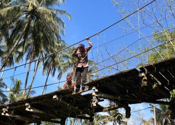 Bantu Warga Masyarakat Sat Brimob Batalyon – C Pelopor Polda Sumut Cek Kondisi Kelayakan Jembatan Gantung Di Pelosok Desa.
