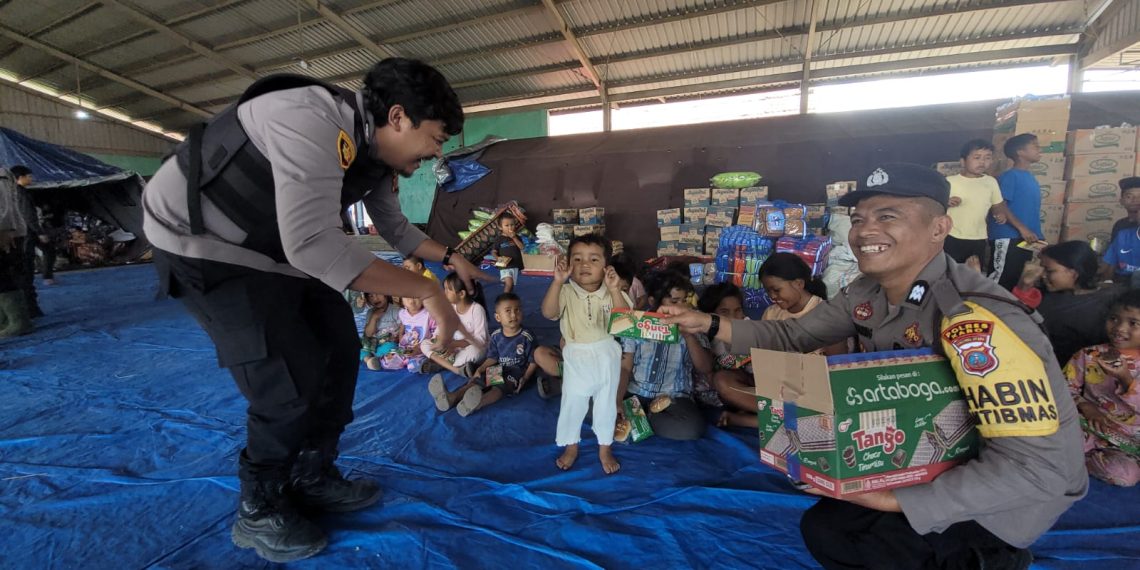 Polres Karo Berbagi Keceriaan, Anak-Anak Pengungsi Sinabung Dapat Bantuan Snack