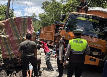 Mobil Truk Terperosok Ke Beram Jalan Polres Pakpak Bharat Urai Kemacetan Di Desa Perolihen STU Jehe.