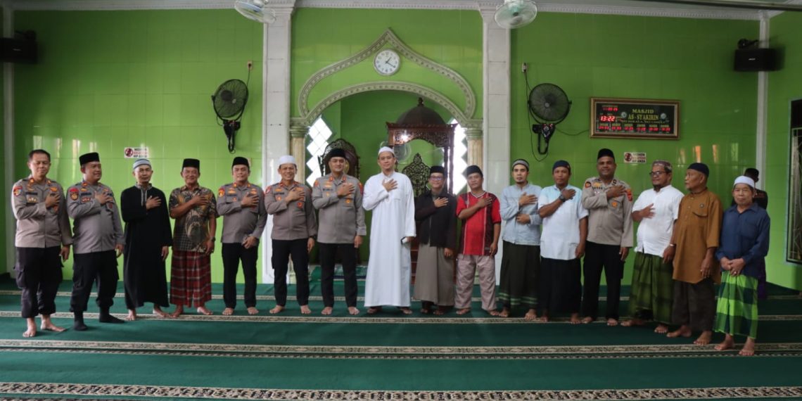 Pererat Silaturahmi, Kapolres Binjai Sholat Jumat Berjamaah Bersama Warga di Masjid As-Syakirin