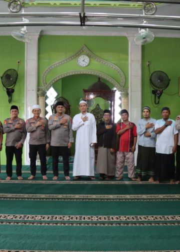 Pererat Silaturahmi, Kapolres Binjai Sholat Jumat Berjamaah Bersama Warga di Masjid As-Syakirin