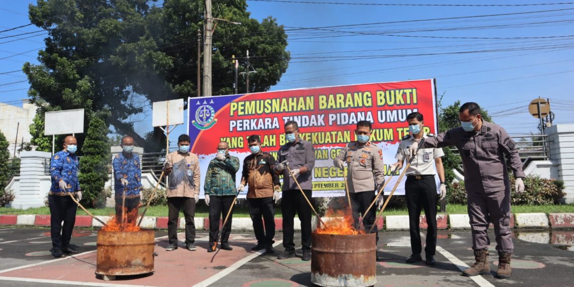 Waka Polres Binjai Hadiri Pemusnahan Barang Bukti di Kejaksaan Negeri Binjai
