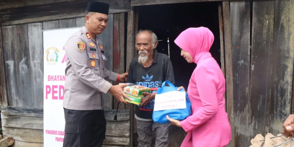 Kapolres Pakpak Bharat Bersama Ketua Bhayangkari Cab. Pakpak Bharat Peduli Kepada Warga Masyarakat Yang kurang Mampu