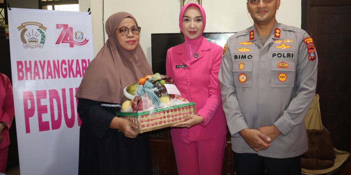 Kapolres Binjai Anjangsana dan Berikan Tali Asih kepada Personel yang Sakit Menahun