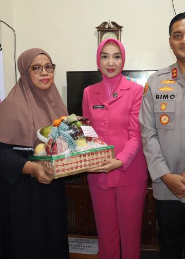 Kapolres Binjai Anjangsana dan Berikan Tali Asih kepada Personel yang Sakit Menahun