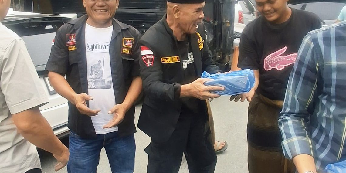 Jumat Berkah, DPC GRIB Jaya Kota Medan Bersama PAC Medan Tembung Bagikan 700 Nasi Kotak