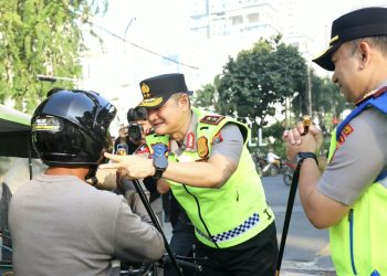 Peduli Keselamatan Pengendara, Kapolda Sumut Turun Langsung Bagikan Helm dan Imbau Tertib Lalu Lintas